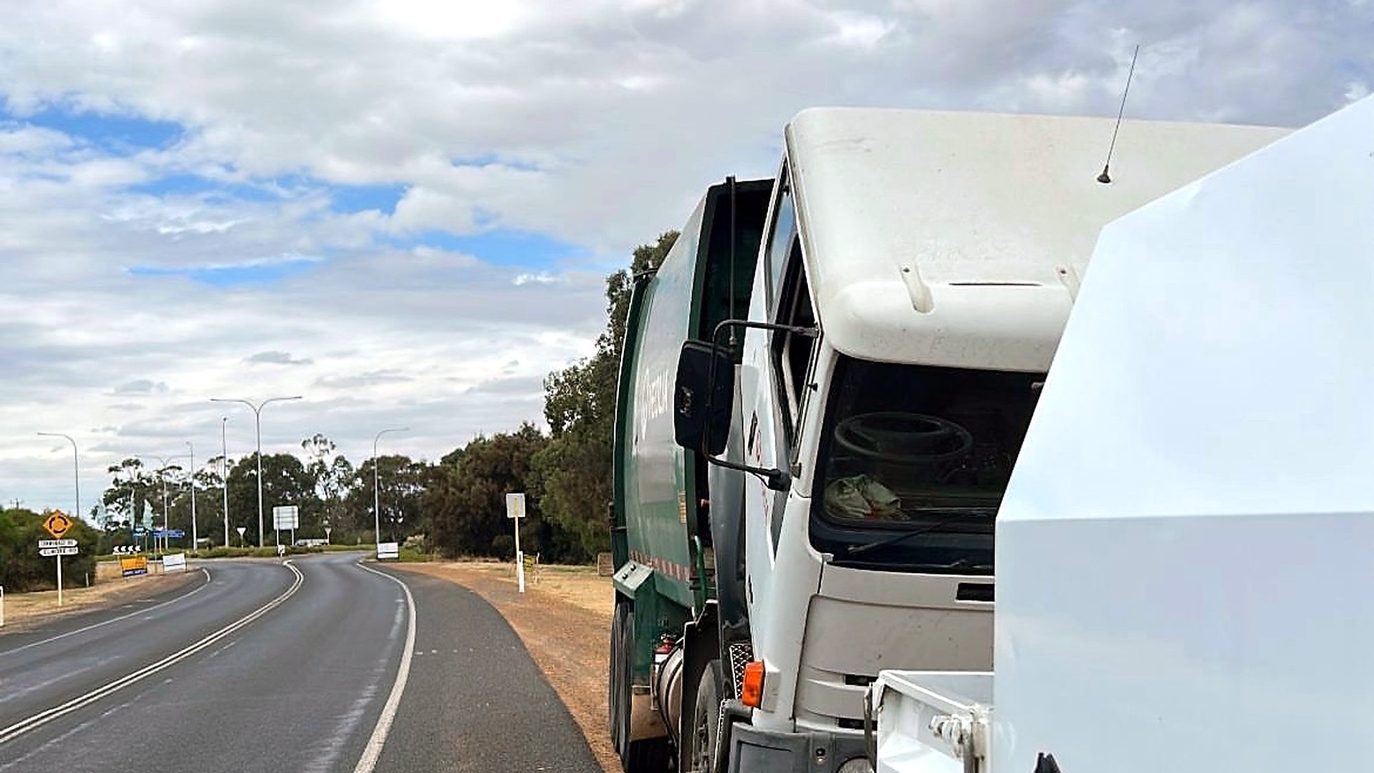 Naturaliste Diesel Services field unit attending a heavy truck on a South West roadside